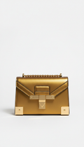 Mini bag estruturada com detalhes dourados